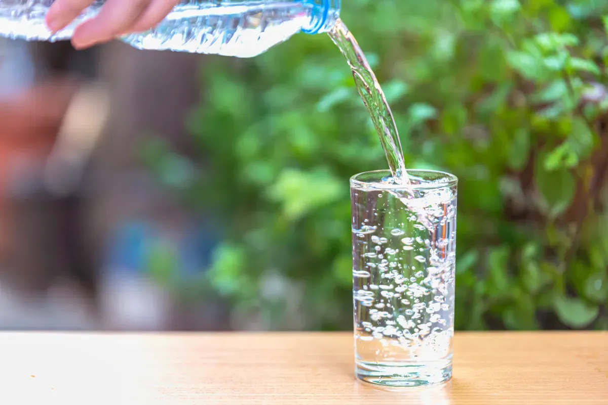 Hydratation: wie Flüssigkeit den Harnsäurespiegel steuert