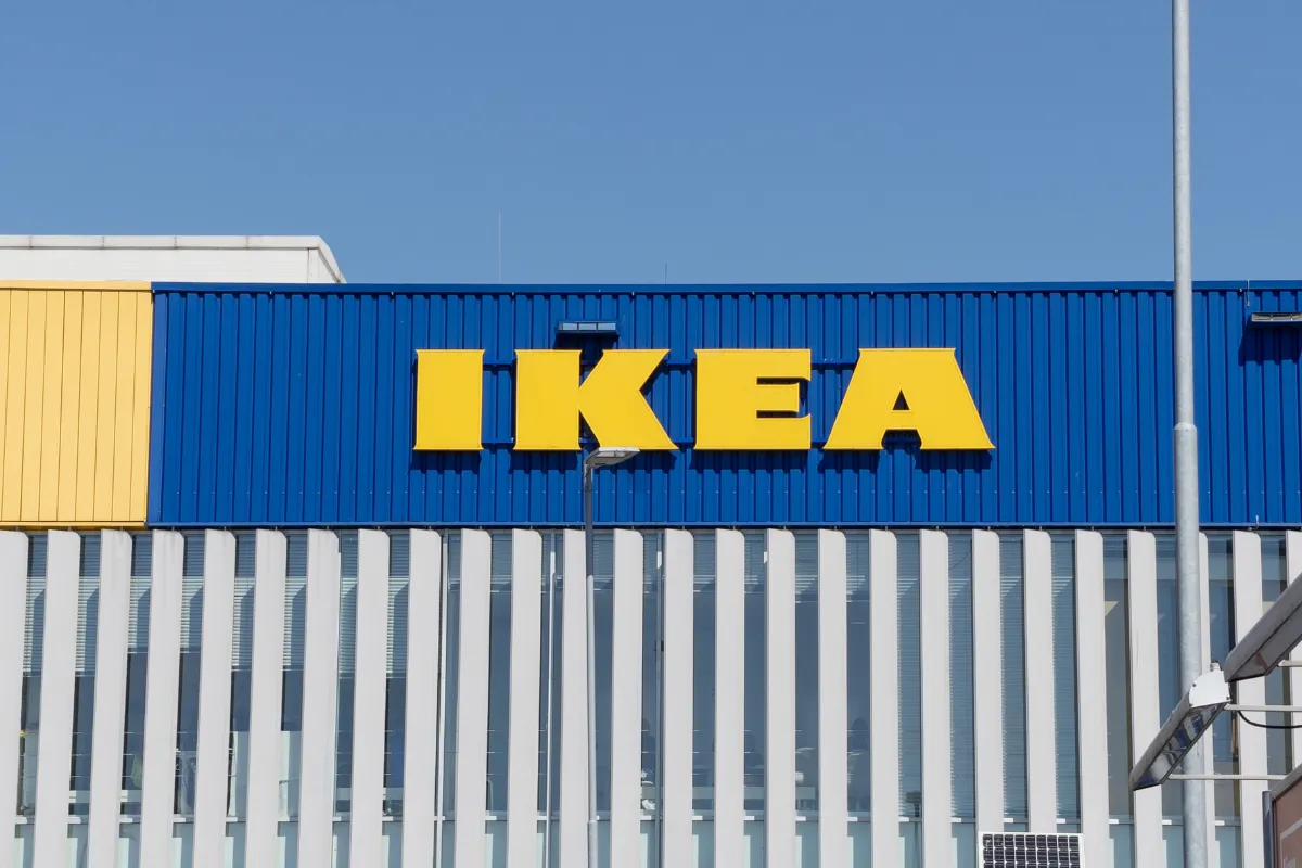 OMTRENT: IKEAs platzsparender Helfer für volle Kleiderschränke