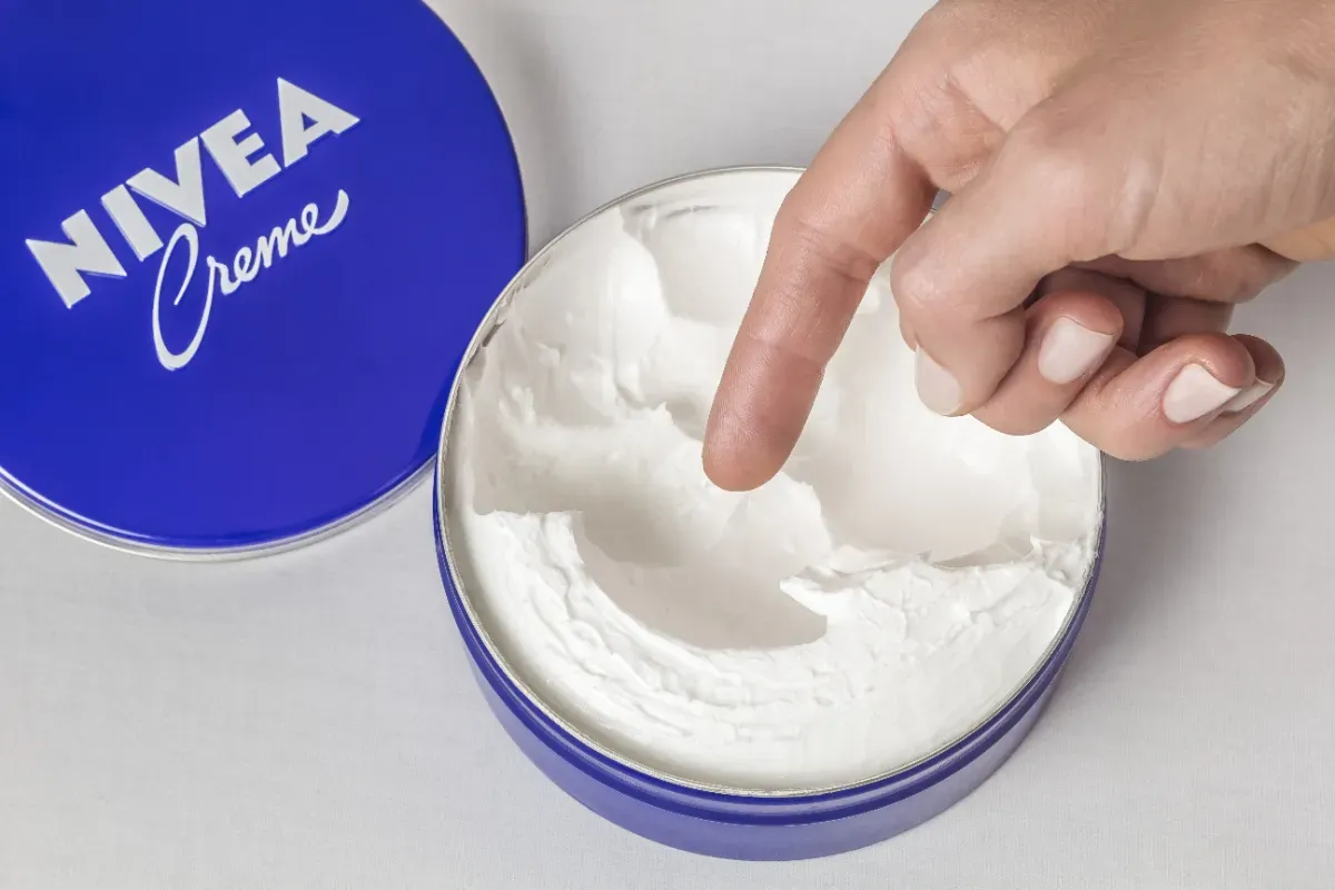 Nivea: „Ich bin Dermatologe und habe die Zusammensetzung der blauen Creme gecheckt — meine ehrliche Meinung“