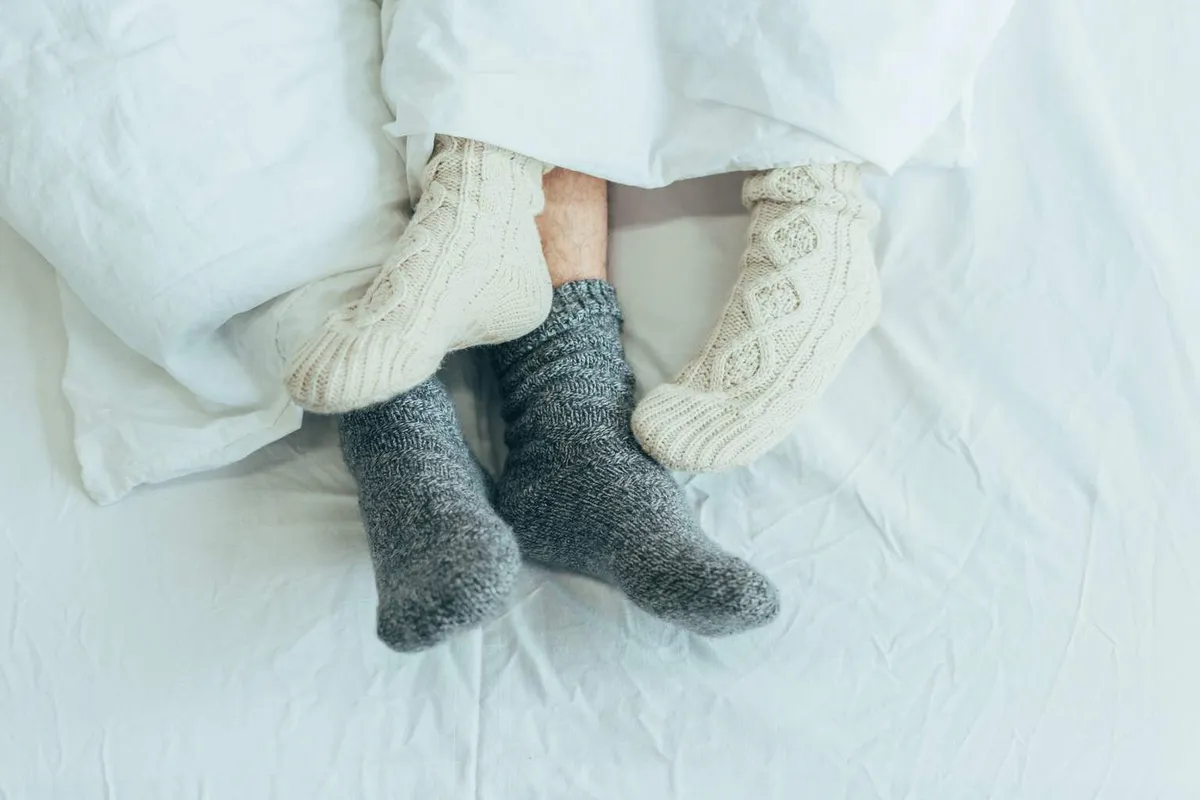 Was Socken im Bett psychologisch bedeuten